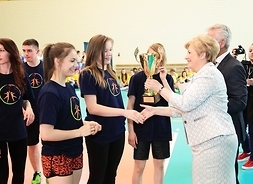 Ostatecznym zwycięzcą okazała się drużyna z Ostrołęki, a puchary wręczyła członek zarządu Elżbieta Lanc