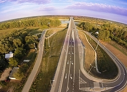 powiększ widok z lotu ptaka na most łączący Mazowsze i Lubelszczyzną