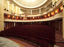 Powiększ zdjęcie, widok ze sceny teatru na widownię - Teatr Polski