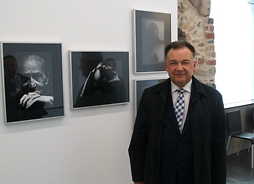 MArszałek Adam Struzik ogląda wystawę „Krzysztof Gierałtowski – polskie indywidualności w Muzeum Sztuki Moritzburg”.