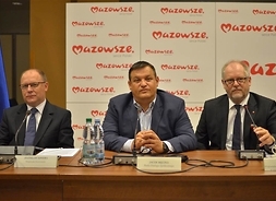 od lewej Zdzisław Sipiera – Wojewoda Mazowiecki, Jacek Męcin – członek Rady Dialogu Społecznego, Jacek Całus – przewodniczący Wojewódzkiej Rady Dialogu Społecznego