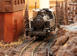 czekoladowa lokomotywa jedzie po torze