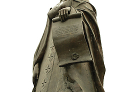 pomnik przedstawiający księżą Annę