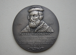 Medal pamiątkowy przyznawany przez Szkołę Wyższą im. Pawła Włodkowica w Płocku z wizerunkiem patrona uczelni