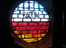 witraż w okrągłym oknie z napisem Radom - Czerwiec 76 i łańcuchem