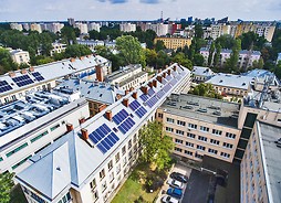 Kolektory na dachach Szpitala Dziecięcego przy ul. Niekłańskiej w Warszawie