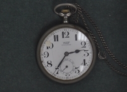 2. Zegarek maszynisty z wygrawerowanym numerem służbowym
