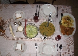 Stół zastawiony jedzeniem