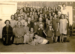 Dom Sierot, w środku od lewej: dr Izaak Eliasberg (prezes Towarzystwa „Pomoc dla Sierot”), Janusz Korczak, Stefania Wilczyńska; Warszawa, Krochmalna 92, 1923