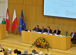 od lewej: dr Marta Lackowska, prof. Paweł Swianiewicz, prof. Alojzy Nowak, marszałek Adam Struzik, prof. Robert Hertzog, prof. Hubert Izdebski