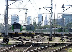 pociągi Kolei Mazowieckich, w tle panorama Warszawy