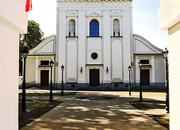 budynek kościoła w Skrórcu, widok z bramy