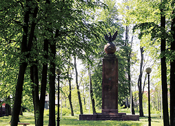wysoki pomnik w Nowych Iganiach w parku