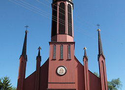mariawicki kościół w Żeliszewie Dużym, w tle błękitne niebo