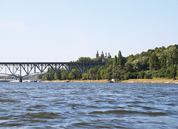 widok na most w Płocku ze środka rzeki