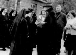 Prymas podczas rozmowy z siostrami zakonnymi przed