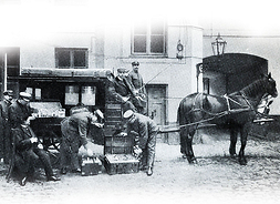 zaprzęg konny - pierwsza karetka, jaka pojawiła się na ulicahc stolicy w 1897 r.
