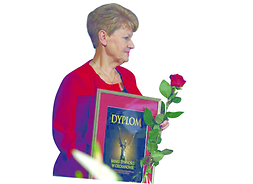 Dorota Jezierska, prezes Fundacji Bank Żywności w Ciechanowie z dyplomem i różą