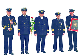 członkowie sekcji żeglugi towarzystwa w mundurach kapitanów żeglugi śródlądowej