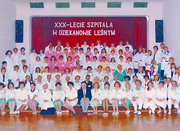 Zdjęcie personelu szpitala z okazji XXX-lecia działalności placówki w 1997 r.