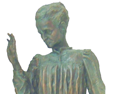 kamienny posąg sylwetki Marii Skłodowskiej