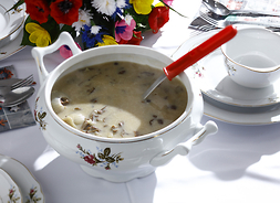 zupa w wazie na stole z białym obrusem