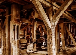 Wnętrze starego, drewnianego młyna