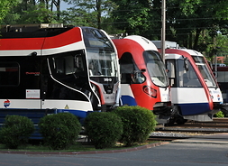 na zdjęciu widać trzy stojące nowe pociągi WKD, każdy innego rodzaju