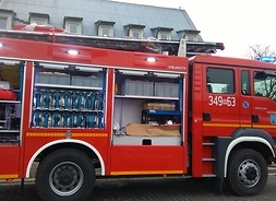 samochód strażacki z wyposażeniem