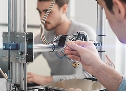 dwaj studenci projektują z użyciem drukarek 3D