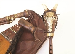 Instrument muzyczny zdobiony na kształt głowy kozy
