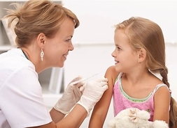 ielęgniarka podaje szczepionkę małej dziewczynce