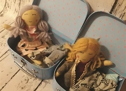 Dwie lale siedzące w kuferkach