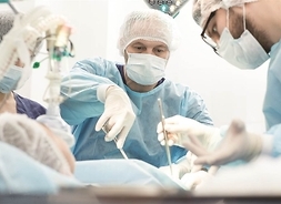 trzej lekarze w trakcie operacji