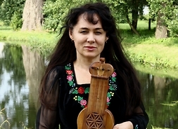 Artystka z instrumentem dawnym podobnym do skrzypiec