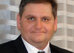Zdjęcie mężczyzny w średnim wieku w garniturze i krawacie