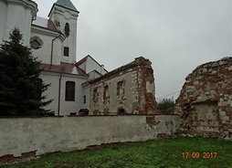 zniszczony budynek dawnego klasztoru