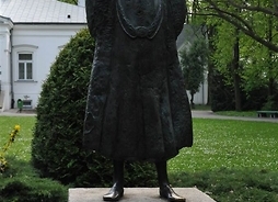 na pierwszym planie kamienny posąg Kochanowskiego, w tle dworek książąt Jabłonowskich