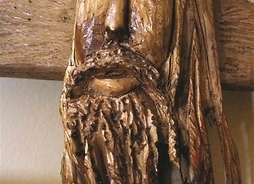 Zbliżenie na rzeźbioną w drewnie głowę Chrystusa w koronie cierniowej