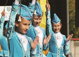 Grupa dziewczynek w strojach cheerleaderek z buławami