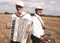 Dwaj mężczyźni grający na instrumentach muzycznych