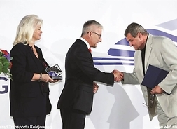 Zdjęcie przedstawia moment wręczenia nagrody przedstawicielom WKD sp. z o.o.