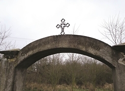 górna część bramy cmentarza z napisem po niemiecku i krzyżem)