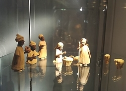 w oświetlonej gablocie stoją figurki mędrców i Świętej Rodziny