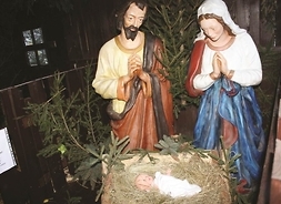 duże figury Maryi, Józefa pochylone nad Jezuskiem