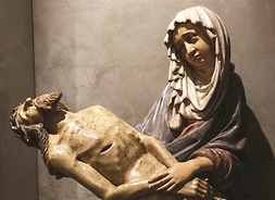 Maryja trzyma na kolanach umierającego Jezusa