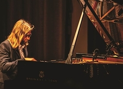 muzyk gra na fortepianie