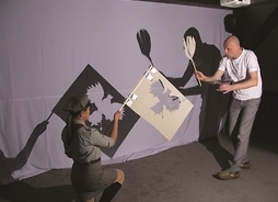 Zdjęcie przedstawia jedną ze scen realizowanych za pomocą teatru cieni