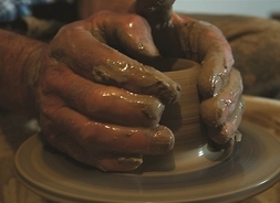dłonie formułują kształt rzeźbie z gliny