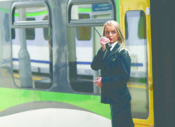 Kobieta w mundurze kolejowym na peronie